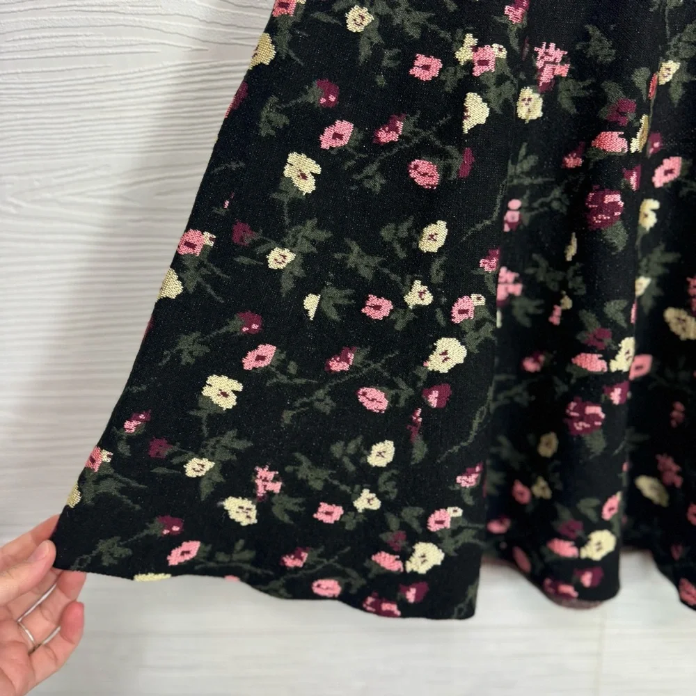 Club‎ Monaco Black Floral Knit Skirt Large